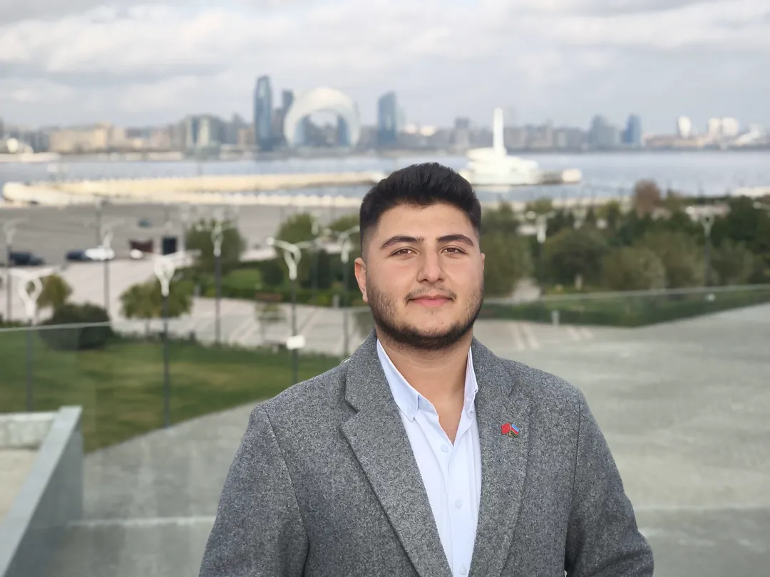 Kerem Düz, arkasında Bakü silueti ile